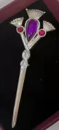 Kiltpin, Distel met paars en rood glas
